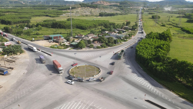 Gia tăng phương tiện, đường kết nối cao tốc qua H&agrave; Tĩnh hư hỏng nặng- Ảnh 1.