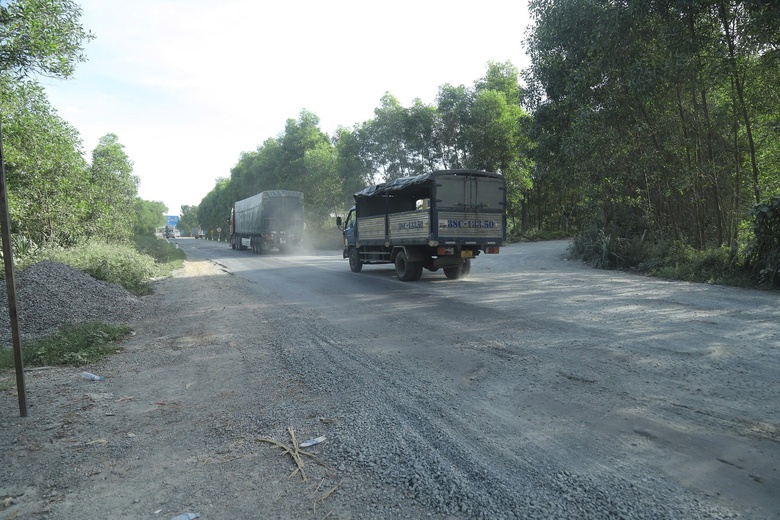 Gia tăng phương tiện, đường kết nối cao tốc qua H&agrave; Tĩnh hư hỏng nặng- Ảnh 2.