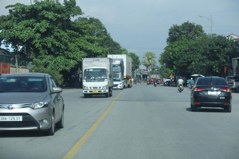 Gia tăng phương tiện, đường kết nối cao tốc qua H&agrave; Tĩnh hư hỏng nặng- Ảnh 4.