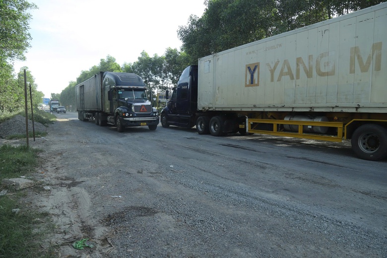 Gia tăng phương tiện, đường kết nối cao tốc qua H&agrave; Tĩnh hư hỏng nặng- Ảnh 3.