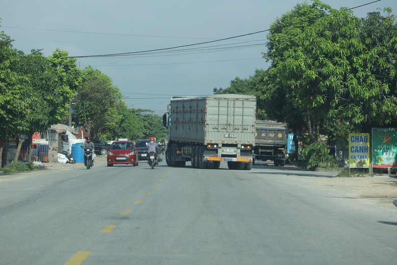 Gia tăng phương tiện, đường kết nối cao tốc qua H&agrave; Tĩnh hư hỏng nặng- Ảnh 5.