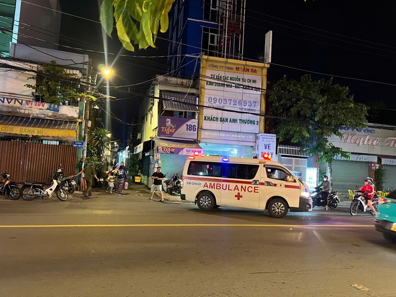 Thanh ni&ecirc;n chạy ra đường k&ecirc;u cứu rồi ng&atilde; gục tử vong trước nh&agrave; d&acirc;n- Ảnh 1.