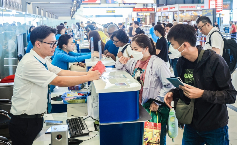 Gần 60 triệu lượt kh&aacute;ch qua cảng h&agrave;ng kh&ocirc;ng trong nửa đầu năm 2025- Ảnh 1.