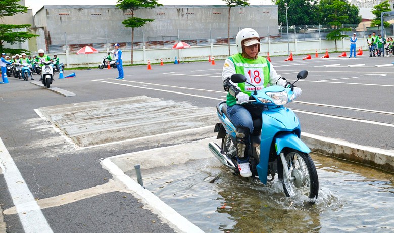 T&agrave;i xế xe m&aacute;y c&ocirc;ng nghệ ở Việt Nam được tập huấn kỹ năng l&aacute;i xe an to&agrave;n- Ảnh 1.