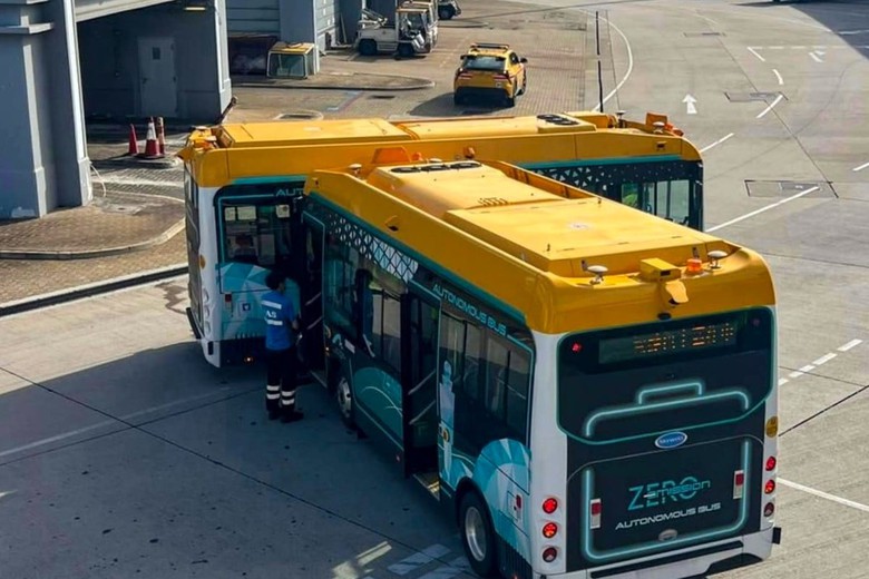 S&acirc;n bay Hong Kong (Trung Quốc) tạm dừng hoạt động xe bu&yacute;t kh&ocirc;ng người l&aacute;i sau tai nạn- Ảnh 1.