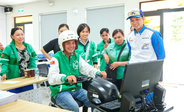 T&agrave;i xế xe m&aacute;y c&ocirc;ng nghệ ở Việt Nam được tập huấn kỹ năng l&aacute;i xe an to&agrave;n- Ảnh 2.