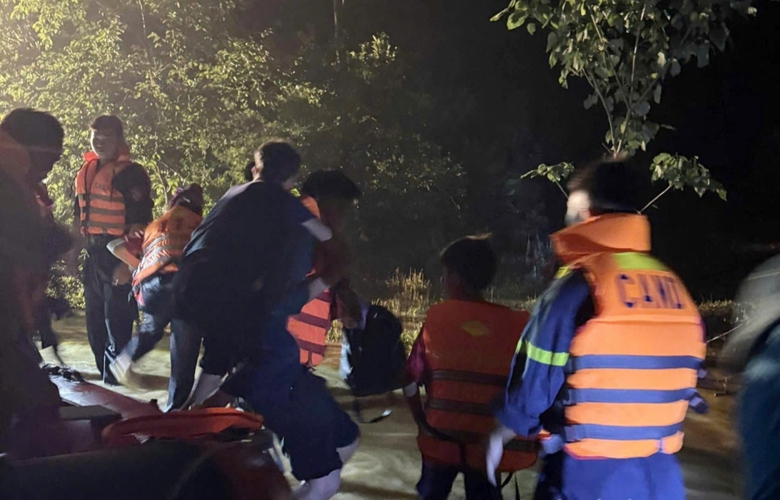 C&ocirc;ng an Lạng Sơn xuy&ecirc;n đ&ecirc;m cứu hộ h&agrave;ng chục người d&acirc;n ra khỏi v&ugrave;ng ngập lụt- Ảnh 1.