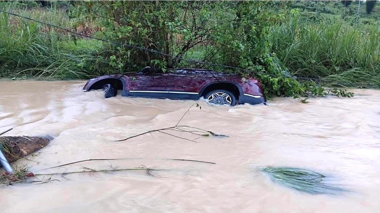 Lũ cuốn tr&ocirc;i &ocirc; t&ocirc; chở 5 người ở Tuy&ecirc;n Quang- Ảnh 1.