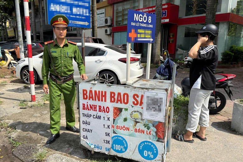 Cảnh sát dẹp cà phê dạo, sạp hoa quả chiếm vỉa hè, lòng đường dọc đại lộ Thăng Long- Ảnh 2. Cảnh sát dẹp cà phê dạo, sạp hoa quả chiếm vỉa hè, lòng đường dọc đại lộ Thăng Long- Ảnh 2.