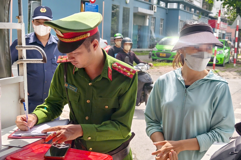 Cảnh sát dẹp cà phê dạo, sạp hoa quả chiếm vỉa hè, lòng đường dọc đại lộ Thăng Long- Ảnh 4. Cảnh sát dẹp cà phê dạo, sạp hoa quả chiếm vỉa hè, lòng đường dọc đại lộ Thăng Long- Ảnh 4.