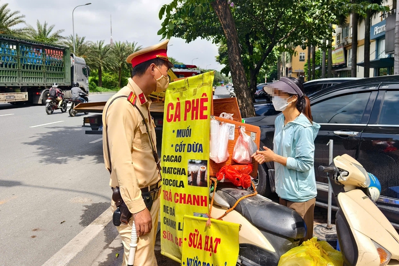 Cảnh sát dẹp cà phê dạo, sạp hoa quả chiếm vỉa hè, lòng đường dọc đại lộ Thăng Long- Ảnh 1. Cảnh sát dẹp cà phê dạo, sạp hoa quả chiếm vỉa hè, lòng đường dọc đại lộ Thăng Long- Ảnh 1.