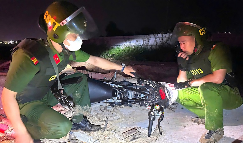 Cảnh s&aacute;t 113 Đ&agrave; Nẵng nổ s&uacute;ng chỉ thi&ecirc;n truy bắt nh&oacute;m thanh ni&ecirc;n mang hung kh&iacute; dạo phố- Ảnh 1.