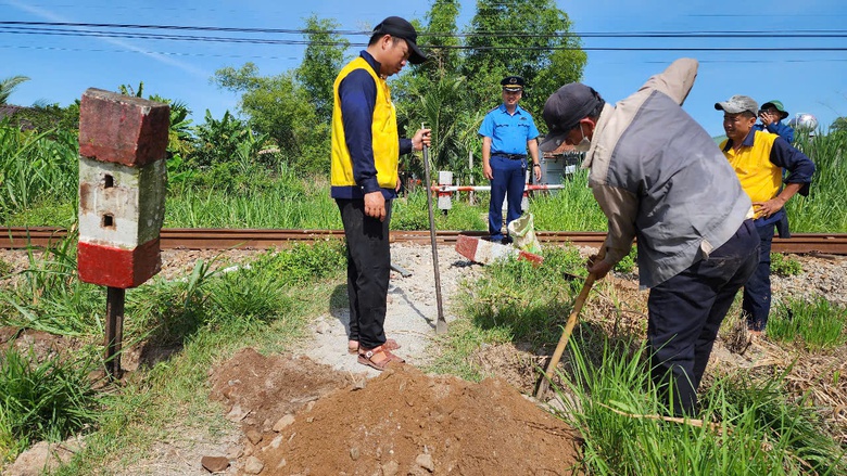 C&aacute;ch l&agrave;m hay trong xo&aacute; lối đi tự mở qua đường sắt ở Quảng Ng&atilde;i- Ảnh 2.