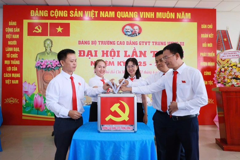 Đại hội Đảng bộ trường Cao đẳng GTVT TƯ III lần thứ X: Đo&agrave;n kết - Đổi mới - Ph&aacute;t triển- Ảnh 2.