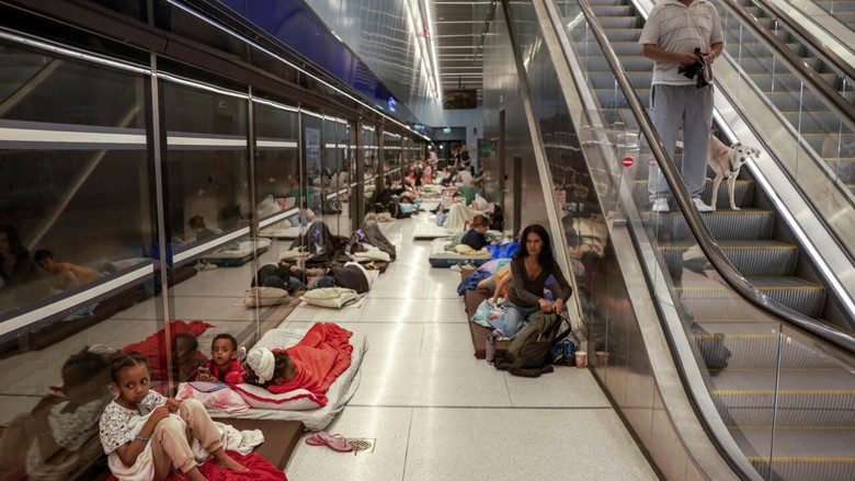 Israel: T&agrave;u điện ngầm, b&atilde;i đỗ xe ngầm th&agrave;nh nơi tr&uacute; bom- Ảnh 2.