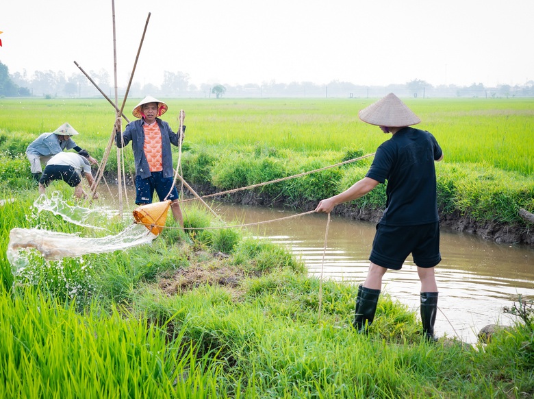 Bố ơi m&igrave;nh đi đ&acirc;u thế tập 6: Bỏ phố về qu&ecirc;, c&aacute;c cặp bố con khổ khi l&agrave;m n&ocirc;ng d&acirc;n- Ảnh 6.