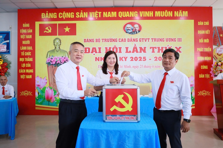 Đại hội Đảng bộ trường Cao đẳng GTVT TƯ III lần thứ X: Đo&agrave;n kết - Đổi mới - Ph&aacute;t triển- Ảnh 1.