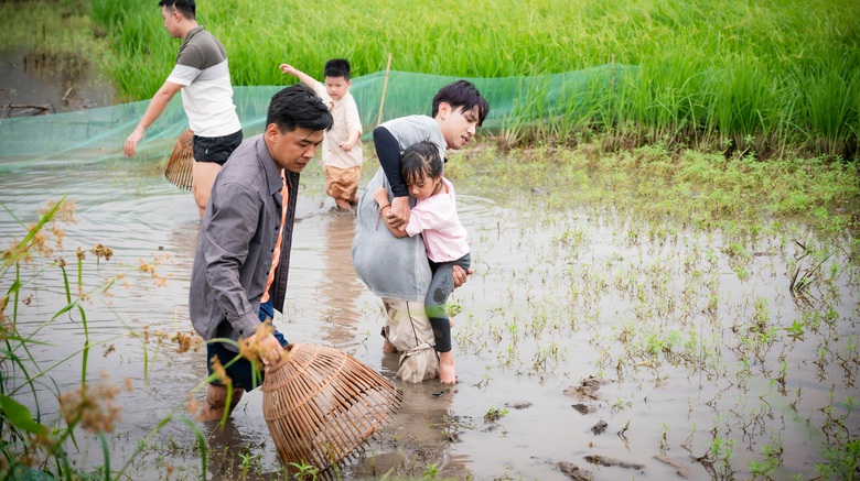Bố ơi m&igrave;nh đi đ&acirc;u thế tập 6: Bỏ phố về qu&ecirc;, c&aacute;c cặp bố con khổ khi l&agrave;m n&ocirc;ng d&acirc;n- Ảnh 8.