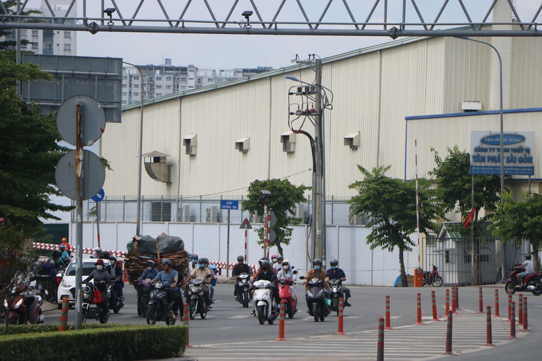 CSGT TP.HCM xử phạt h&agrave;ng loạt xe tự chế chở h&agrave;ng cồng kềnh- Ảnh 8.