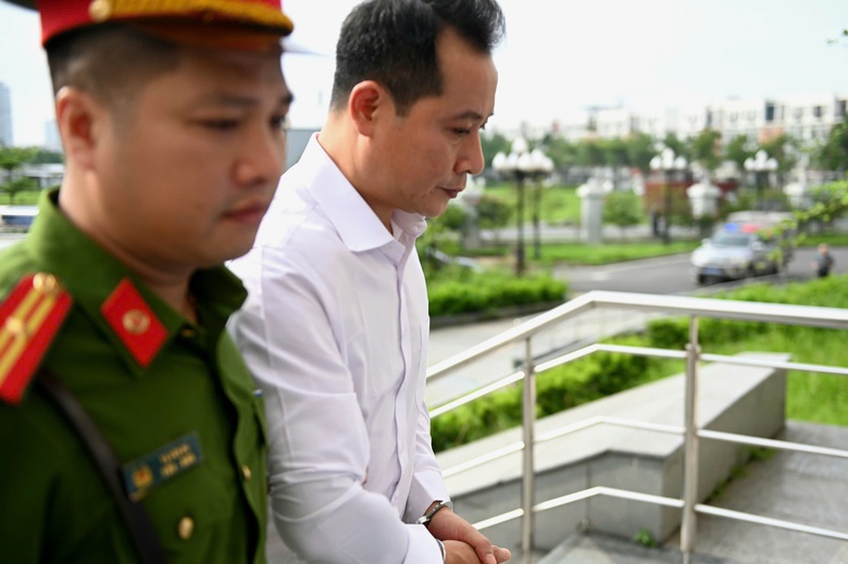 Cảnh s&aacute;t dẫn giải cựu b&iacute; thư Vĩnh Ph&uacute;c Ho&agrave;ng Thị Th&uacute;y Lan v&agrave; 40 bị c&aacute;o vụ Ph&uacute;c Sơn đến t&ograve;a- Ảnh 2.