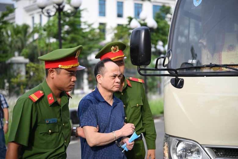 Cảnh s&aacute;t dẫn giải cựu b&iacute; thư Vĩnh Ph&uacute;c Ho&agrave;ng Thị Th&uacute;y Lan v&agrave; 40 bị c&aacute;o vụ Ph&uacute;c Sơn đến t&ograve;a- Ảnh 8.