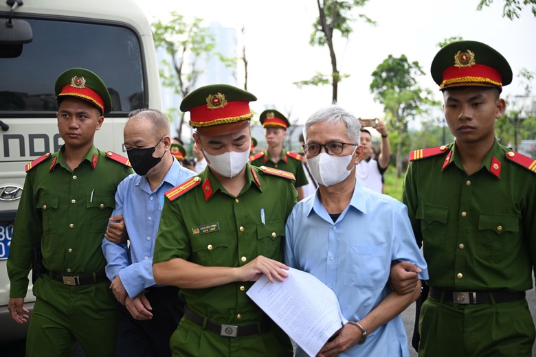 Cảnh s&aacute;t dẫn giải cựu b&iacute; thư Vĩnh Ph&uacute;c Ho&agrave;ng Thị Th&uacute;y Lan v&agrave; 40 bị c&aacute;o vụ Ph&uacute;c Sơn đến t&ograve;a- Ảnh 5.