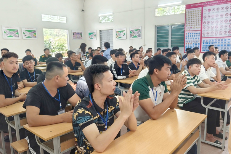 CSGT H&agrave; Nội tổ chức kỳ s&aacute;t hạch l&aacute;i xe đầu ti&ecirc;n, nhiều học vi&ecirc;n thi đạt- Ảnh 2.