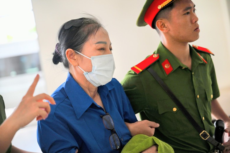 Cảnh s&aacute;t dẫn giải cựu b&iacute; thư Vĩnh Ph&uacute;c Ho&agrave;ng Thị Th&uacute;y Lan v&agrave; 40 bị c&aacute;o vụ Ph&uacute;c Sơn đến t&ograve;a- Ảnh 1.