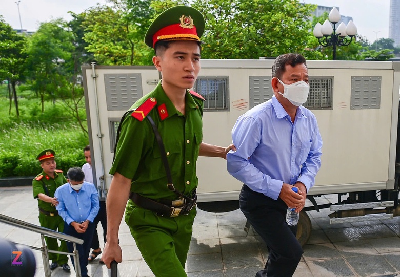 Cảnh s&aacute;t dẫn giải cựu b&iacute; thư Vĩnh Ph&uacute;c Ho&agrave;ng Thị Th&uacute;y Lan v&agrave; 40 bị c&aacute;o vụ Ph&uacute;c Sơn đến t&ograve;a- Ảnh 7.