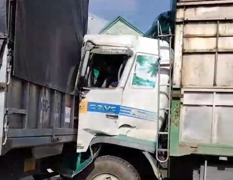 Tai nạn li&ecirc;n ho&agrave;n 3 xe tải chở dăm gỗ v&agrave; xe m&aacute;y tr&ecirc;n QL1 qua Quảng Ng&atilde;i, giao th&ocirc;ng &ugrave;n tắc- Ảnh 2.