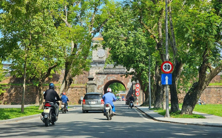10 tuyến đường ở Huế cắm biển tốc độ 30km/h cho xe điện hoạt động- Ảnh 2. 10 tuyến đường ở Huế cắm biển tốc độ 30km/h cho xe điện hoạt động- Ảnh 2.