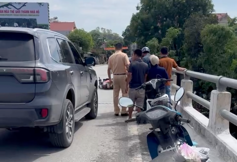 Thanh H&oacute;a: Tổ CSGT kịp thời cứu một phụ nữ c&oacute; &yacute; định nhảy cầu tự tử- Ảnh 1.