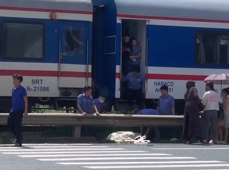 Cặp vợ chồng trẻ tr&egrave;o r&agrave;o qua đường sắt, người chồng bị t&agrave;u đ&acirc;m tử vong- Ảnh 1.