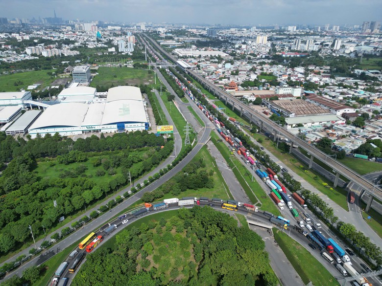 TP.HCM: Phương tiện dừng từ 30 phút, vận tốc 5km/h mới tính là kẹt xe- Ảnh 1. TP.HCM: Phương tiện dừng từ 30 phút, vận tốc 5km/h mới tính là kẹt xe- Ảnh 1.