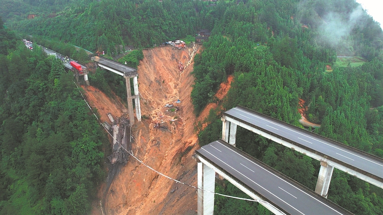 Sập cầu cao tốc ở Qu&yacute; Ch&acirc;u, Trung Quốc, xe container cheo leo m&eacute;p cầu- Ảnh 1.