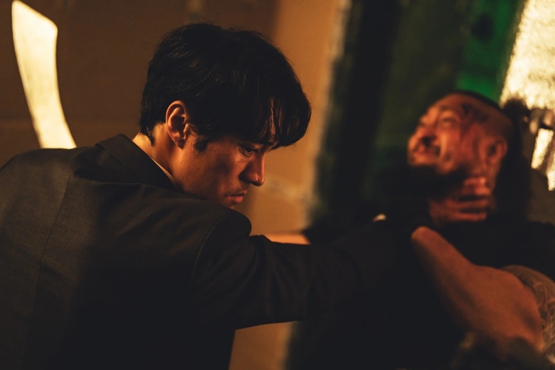 Phim 18+ “Không dung thứ” của So Ji Sub trụ vững ngôi vương toàn cầu trên Netflix- Ảnh 2. Phim 18+ “Không dung thứ” của So Ji Sub trụ vững ngôi vương toàn cầu trên Netflix- Ảnh 2.