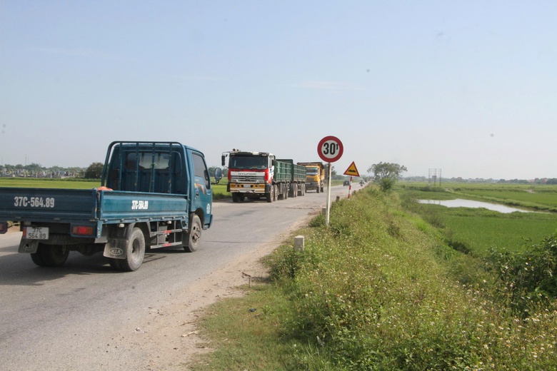 Nghệ An: Biển hạn chế tải trọng li&ecirc;n tục bị ph&aacute; bỏ, xe tải khủng vẫn c&agrave;y ph&aacute; đường huyện- Ảnh 2.
