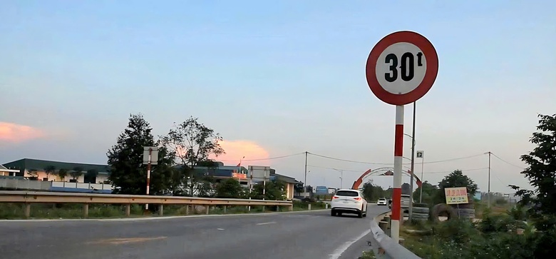 Nghệ An: Biển hạn chế tải trọng li&ecirc;n tục bị ph&aacute; bỏ, xe tải khủng vẫn c&agrave;y ph&aacute; đường huyện- Ảnh 3.