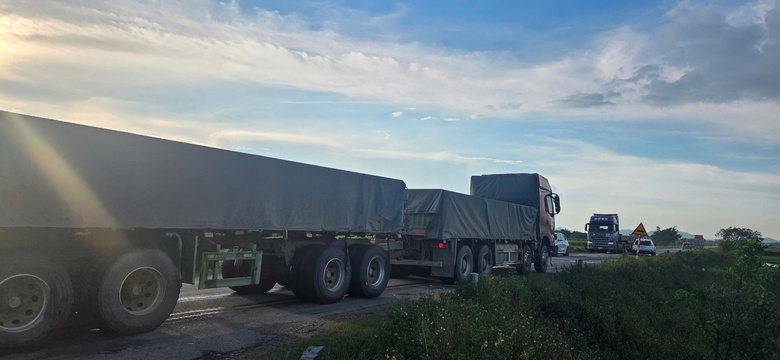 Nghệ An: Biển hạn chế tải trọng li&ecirc;n tục bị ph&aacute; bỏ, xe tải khủng vẫn c&agrave;y ph&aacute; đường huyện- Ảnh 11.