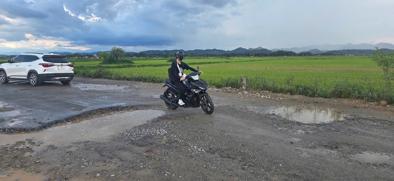 Nghệ An: Biển hạn chế tải trọng li&ecirc;n tục bị ph&aacute; bỏ, xe tải khủng vẫn c&agrave;y ph&aacute; đường huyện- Ảnh 6.