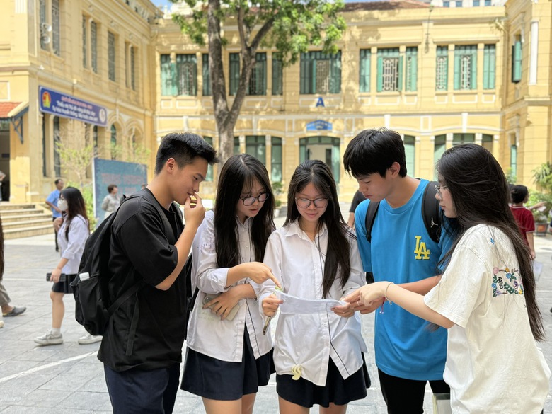 Vượt qua lo lắng, nhiều th&iacute; sinh rạng rỡ sau giờ thi Ngữ văn- Ảnh 1.