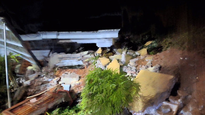 Y&ecirc;n B&aacute;i: Sạt lở v&ugrave;i lấp căn nh&agrave; giữa th&agrave;nh phố, 1 nam sinh tử vong- Ảnh 1.