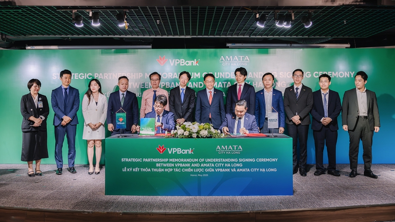 Đại diện VPBank v&agrave; đại diện Amata City Hạ Long tại Lễ k&yacute; kết