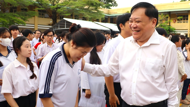 Giao th&ocirc;ng th&ocirc;ng tho&aacute;ng, an ninh siết chặt trong ng&agrave;y đầu kỳ thi tốt nghiệp THPT- Ảnh 6.