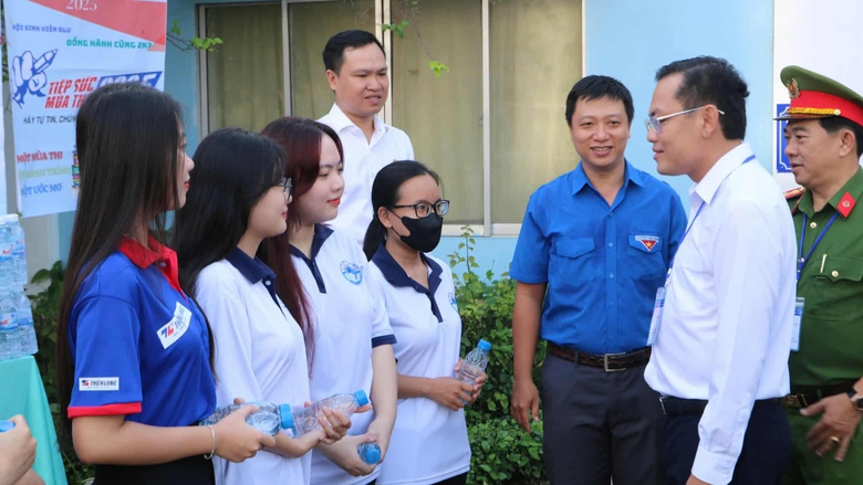 Giao th&ocirc;ng th&ocirc;ng tho&aacute;ng, an ninh siết chặt trong ng&agrave;y đầu kỳ thi tốt nghiệp THPT- Ảnh 5.