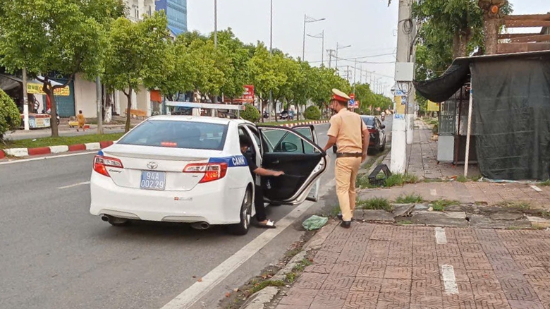 Cảnh s&aacute;t giao th&ocirc;ng hỗ trợ th&iacute; sinh ngủ qu&ecirc;n, đi nhầm đường đến điểm thi an to&agrave;n kịp thời- Ảnh 3.