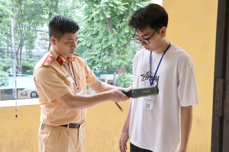 CSGT H&agrave; Nội bắt đầu tổ chức s&aacute;t hạch bằng l&aacute;i xe m&aacute;y- Ảnh 5.