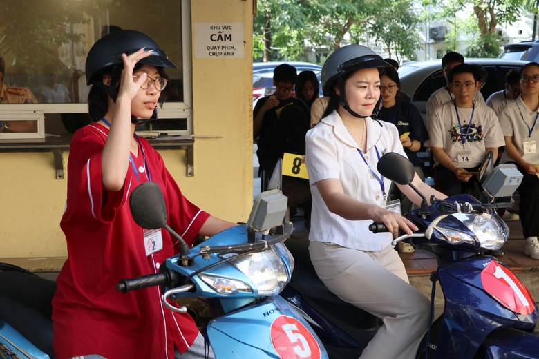 CSGT H&agrave; Nội bắt đầu tổ chức s&aacute;t hạch bằng l&aacute;i xe m&aacute;y- Ảnh 10.