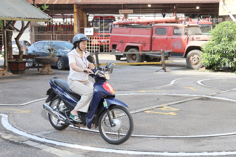 CSGT H&agrave; Nội bắt đầu tổ chức s&aacute;t hạch bằng l&aacute;i xe m&aacute;y- Ảnh 12.