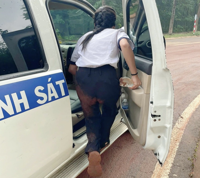 Th&iacute; sinh bị ng&atilde;, qu&ecirc;n giấy tờ được CSGT v&agrave; t&igrave;nh nguyện vi&ecirc;n tiếp sức kịp thời đến điểm thi- Ảnh 2.